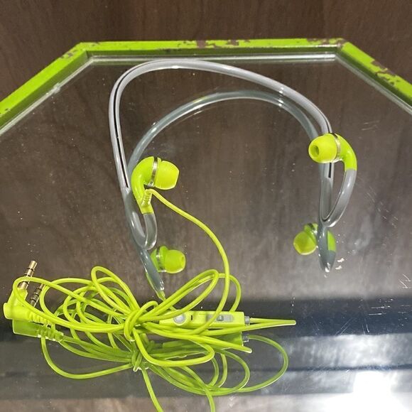 iHip headphones with volume controls. - Picture 2 of 2